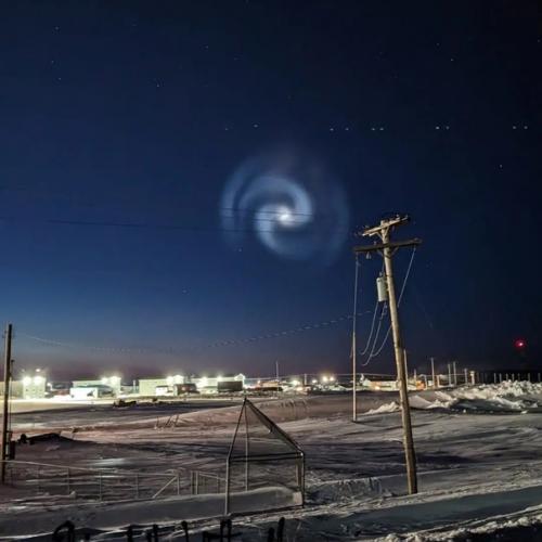 Жители аляски сняли гигантскую светящуюся спираль в небе. 03