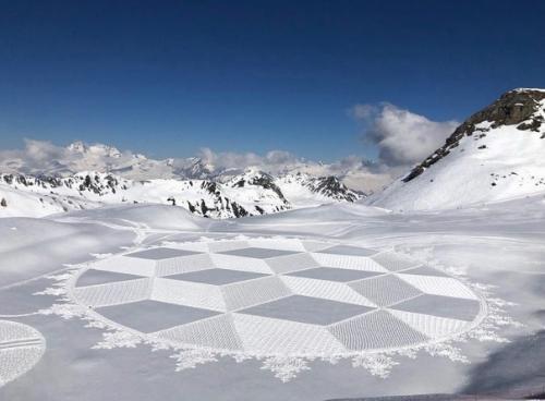 В Англии живет мужчина, который называет себя первым в мире снежным художником. 07