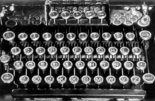 Почему буквы на клавиатуре именно в таком порядке расположены? 01 Почему буквы на клавиатуре именно в таком порядке расположены? 01