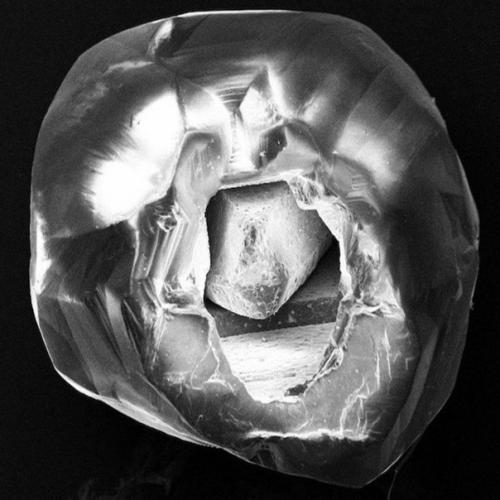 В Индии нашли ультраредкий алмаз с алмазом внутри. 02