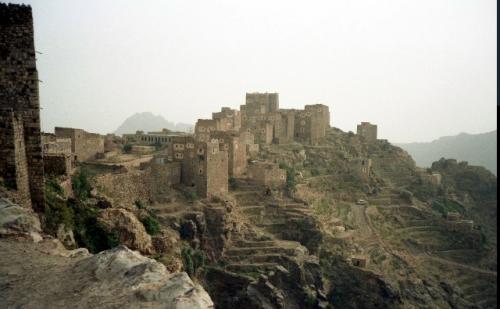 Мост Шахара в гористой местности на северо-западе Йемена, построен в Xvii веке. 02