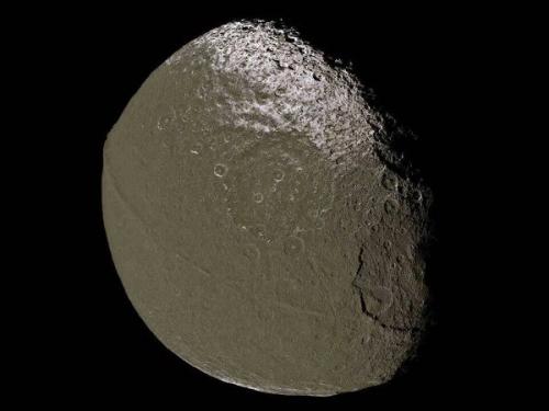 Япет известен своим двухцветным окрасом и массивным хребтом, который охватывает более половины спутника. 02