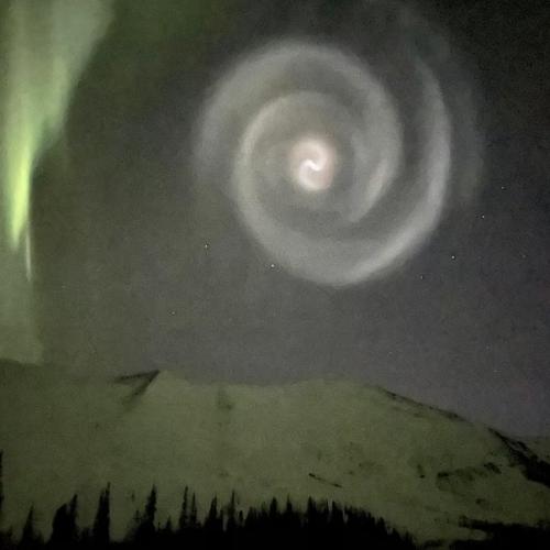 Жители аляски сняли гигантскую светящуюся спираль в небе. 01