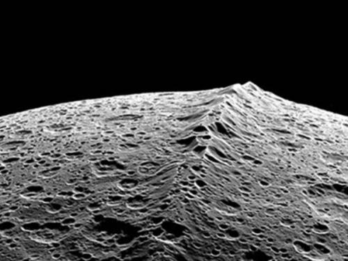 Япет известен своим двухцветным окрасом и массивным хребтом, который охватывает более половины спутника. 01