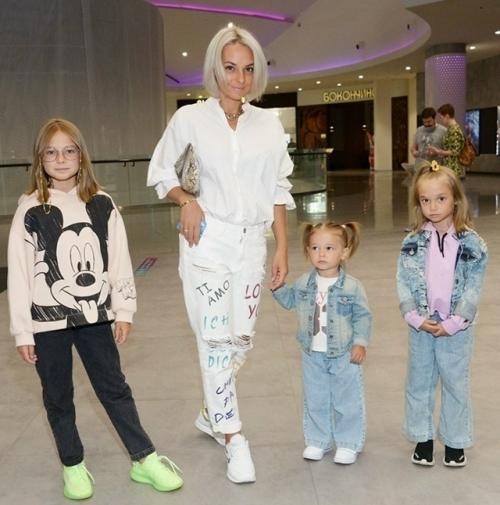 Дарья сагалова уже давно не Светка букина. 

