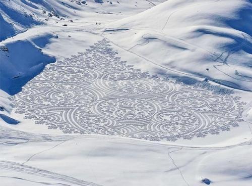 В Англии живет мужчина, который называет себя первым в мире снежным художником. 05