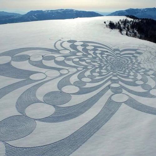 В Англии живет мужчина, который называет себя первым в мире снежным художником. 02