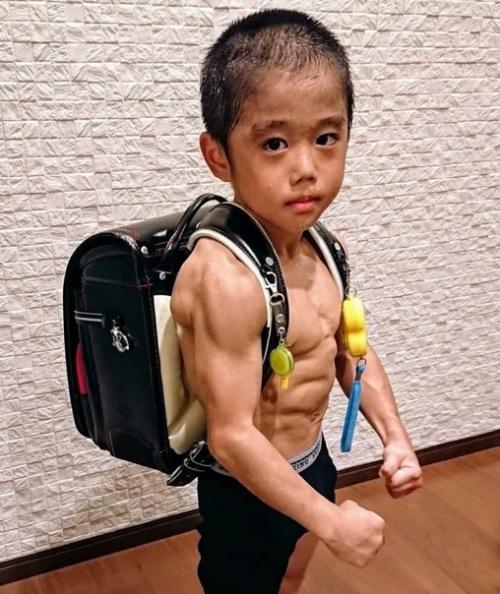 Маленький Бpюc Ли, 2020 год. 01