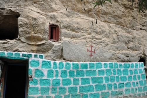 Высеченные в скале церкви оказались дохристианскими. 02