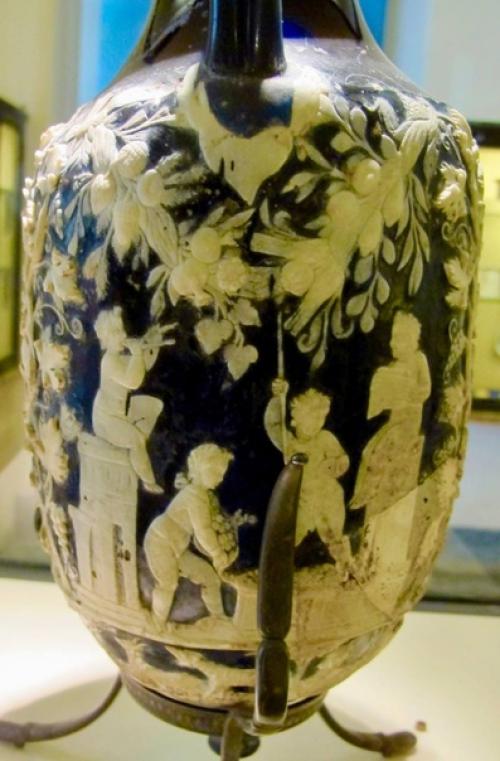 Ослепительно прекрасная римская стеклянная голубая ваза - камея с амурами, собирающими виноград, помпеи, I век н. э. 02