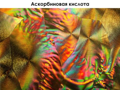 Химические вещества под микроскопом, похожие на абстрактную живопись. 01