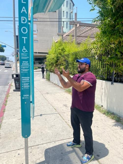 В Калифорнии установили автобусную остановку за $10, созданную женщиной. 01