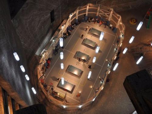 В Румынии бывшую соляную шахту превратили в развлекательный центр. 03