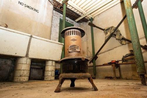 Житeльница Шотландии нашла в подвале своего дома секретное бомбоубежище времен второй мировой войны. 01