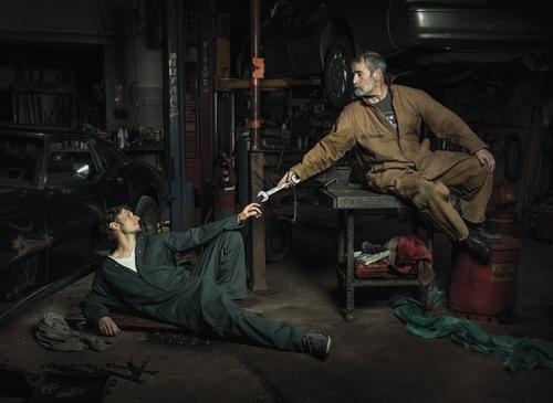 В США группа автомехаников воссоздала картины эпохи возрождения в стилистике гаража. 01