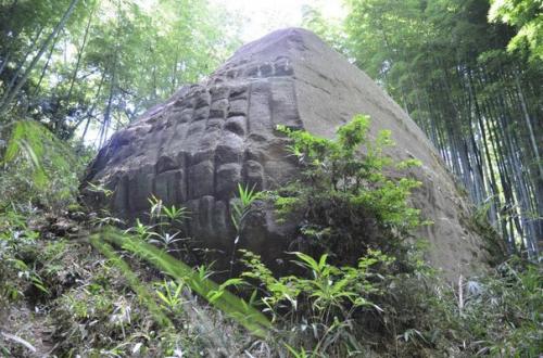Масуда ивафун находится в парке асука (префектура Нара), примерно в 60 километрах к югу от Киото. Масуда ивафун находится в парке асука (префектура Нара), примерно в 60 километрах к югу от Киото.