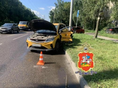 Moтоциклист в ДТП с такси в подмосковной Балашихе погиб. 01