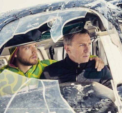 Лоренц Валентино, который называет себя Динозавром, Моделью и Актером, решил завести себе знаменитых друзей. 03