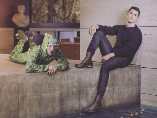 Лоренц Валентино, который называет себя Динозавром, Моделью и Актером, решил завести себе знаменитых друзей. 06