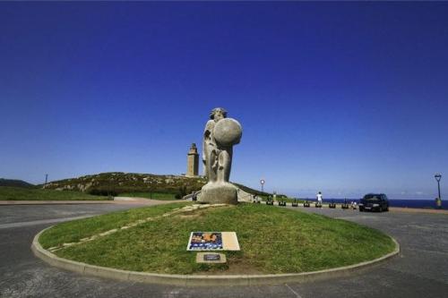 Башня геркулеса. Один из древнейших памятников архитектуры - маяк, называемый башней геркулеса, который был построен в конце первого века. 08