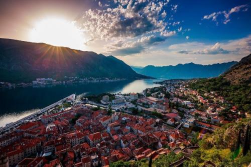 Сербии 16 летние могут голосовать, но только если они являются работающими людьми. 01