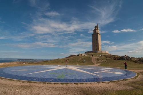 Башня геркулеса. Один из древнейших памятников архитектуры - маяк, называемый башней геркулеса, который был построен в конце первого века. 02