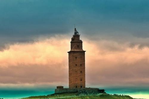 Башня геркулеса. Один из древнейших памятников архитектуры - маяк, называемый башней геркулеса, который был построен в конце первого века. 01