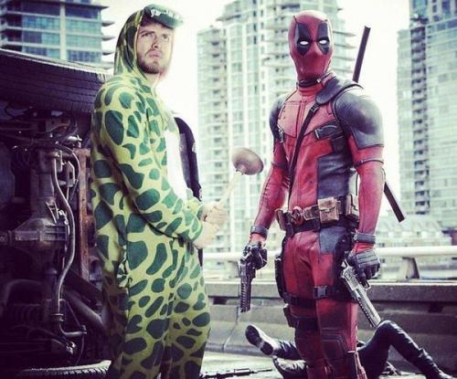 Лоренц Валентино, который называет себя Динозавром, Моделью и Актером, решил завести себе знаменитых друзей. 04