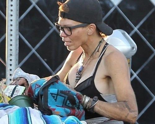 Из фитнес - модели - в бомжи: как сейчас выглядит жена Спасателя Малибу лони уиллисон. 01