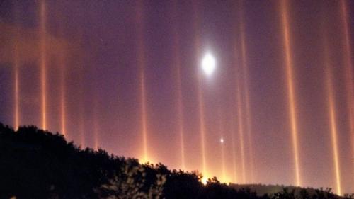 Световой столб - удивительное, создавшее вокруг себя множество теорий, выдумок и поверий, оптическое природное явление. 03