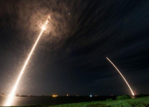 Маск успешную посадку первой ступени Falcon на космодром повторил.