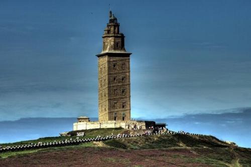 Башня геркулеса. Один из древнейших памятников архитектуры - маяк, называемый башней геркулеса, который был построен в конце первого века. 06