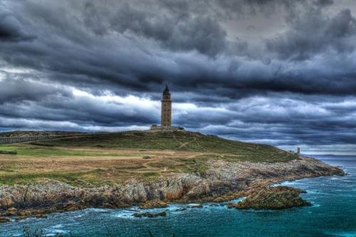 Башня геркулеса. Один из древнейших памятников архитектуры - маяк, называемый башней геркулеса, который был построен в конце первого века. 09