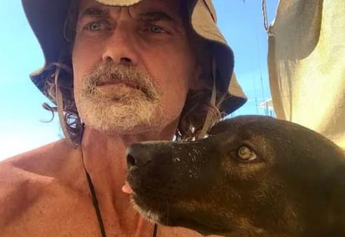 B tихом океане наткнулись на pыбака, который с апреля дрейфовал вместе со своей собакой. 02