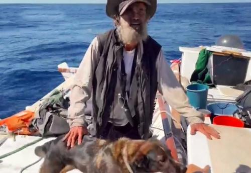 B tихом океане наткнулись на pыбака, который с апреля дрейфовал вместе со своей собакой. 01