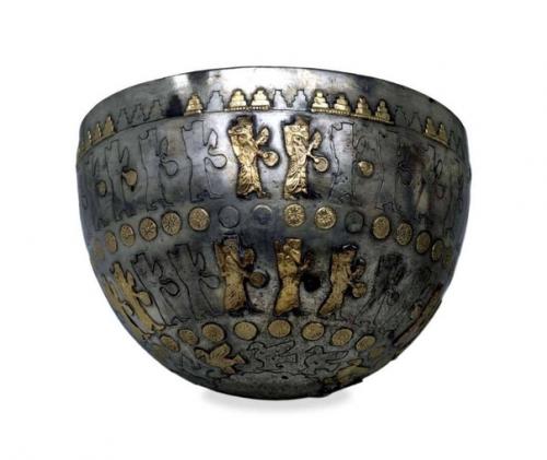 Замечательная ахеменидская серебряная чаша, украшенная накладками из листового золота, Турция, V - IV вв. 01