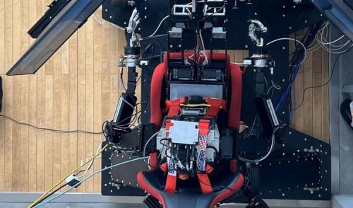 Создан первый робот - гуманоид, умеющий летать на самолетах. 01 Создан первый робот - гуманоид, умеющий летать на самолетах. 01