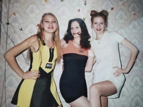 Ощущение бурных 90-х годов запечатлено на редких фотографиях с того времени, которые словно переносят нас в эпоху перемен и новых возможностей. 02