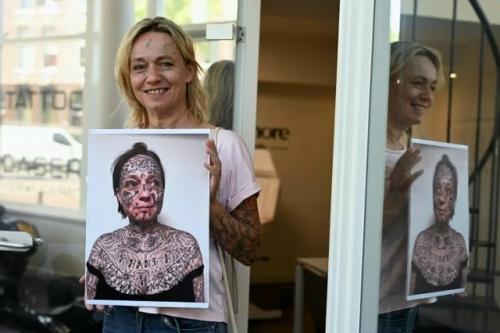 53-Летняя Джоке - одна из многих женщин, которым помог фонд Spijt van Tattoo, основанный в Роттердаме. 04 53-Летняя Джоке - одна из многих женщин, которым помог фонд Spijt van Tattoo, основанный в Роттердаме. 04
