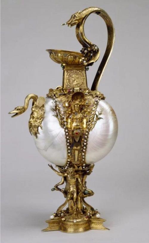 Изготовили этот необычный кувшин в Антверпене в 1544-1545 годах. 01