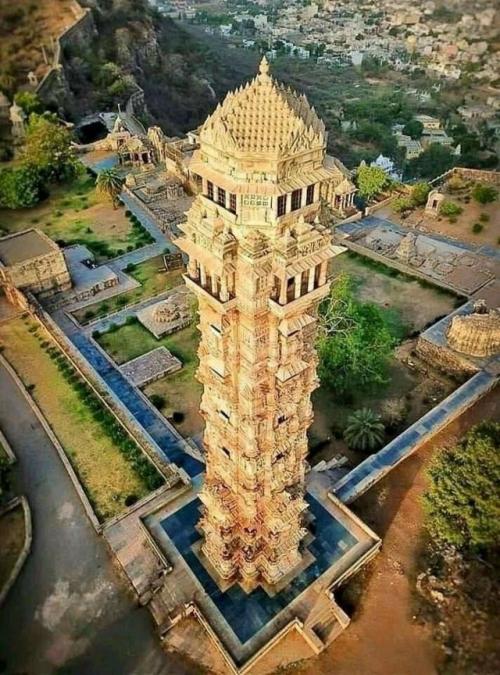 Башня победы. 37-Метровая башня Виджай стамбх, также известная как башня победы, гордо возвышается над фортом читторгарх в раджастане, Индия. 02