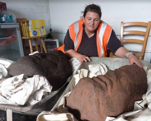 Головы монументальных статуй найдены в карлайле, Англия, недалеко от стены Адриана. 01