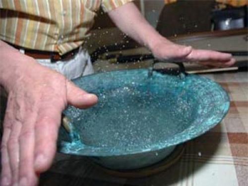 В древнем сосуде вода от одного прикосновения рук закипает. 02