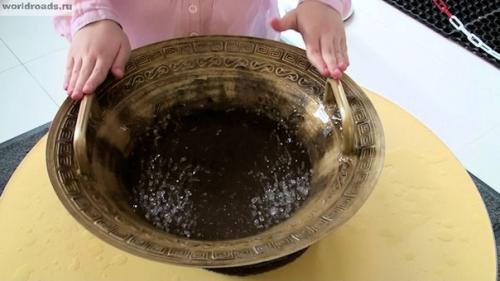 В древнем сосуде вода от одного прикосновения рук закипает. 01