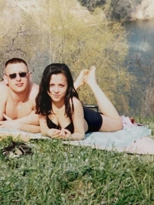 Ощущение бурных 90-х годов запечатлено на редких фотографиях с того времени, которые словно переносят нас в эпоху перемен и новых возможностей. 01