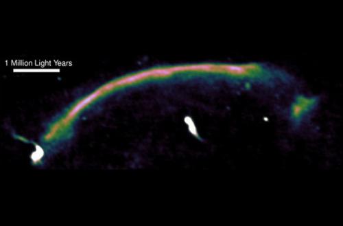 Космическое Цунами заставило вспыхнуть звезды в скоплении галактик под названием сосиска. Космическое Цунами заставило вспыхнуть звезды в скоплении галактик под названием сосиска.