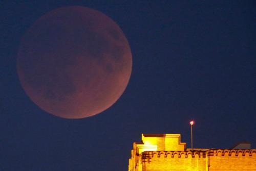 Как увидели суперлуние, совпавшее с затмением, жители разных уголков планеты. 03