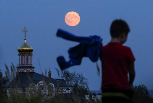 Как увидели суперлуние, совпавшее с затмением, жители разных уголков планеты. 04