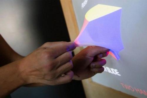 Новая фантастическая технология позволяет вытягивать изображение за пределы экрана. 

