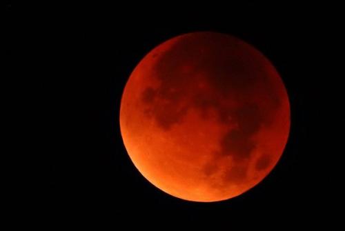 Как увидели суперлуние, совпавшее с затмением, жители разных уголков планеты. 01